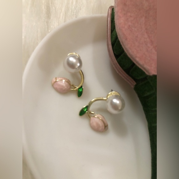 Unique elegant floral/tulip stud/dangle earrings & tulip hair clip - Picture 3 of 5